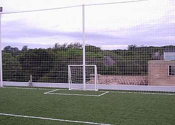 Instalação de rede de proteção para campo de futebol